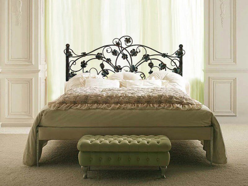 Фотография товара Кованая кровать с вьющимися цветами