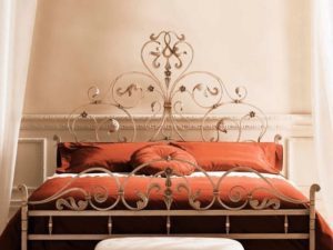Фотография товара Кованая кровать с орнаментом и букетом