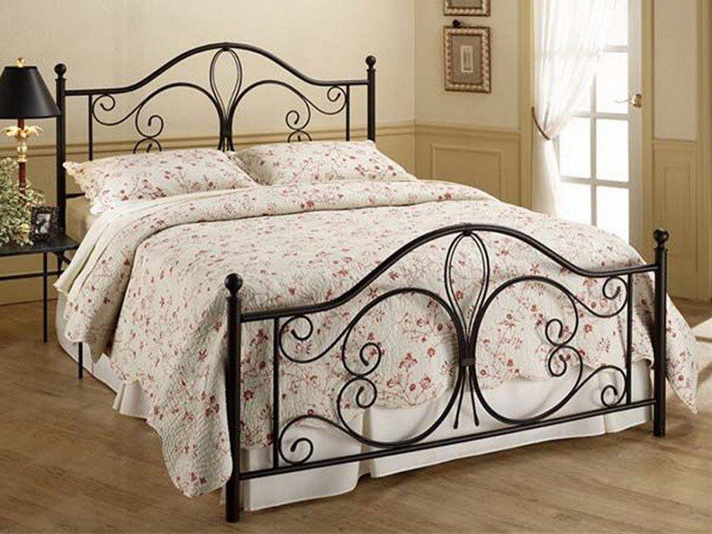 Фотография товара Кованая двуспальная кровать с завитками