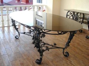 Фотография товара Кованый овальный стол cо стеклянной столешницей и увитыми розами ножками