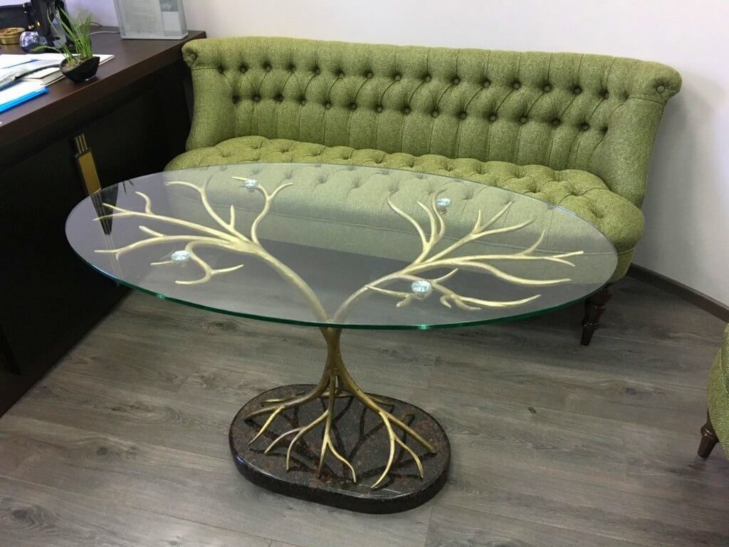 Фотография товара Кованый овальный стол cо стеклянной столешницей и ножкой деревом