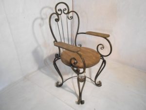 Фотография товара Кованый стул с деревянными подлокотниками и сидушкой