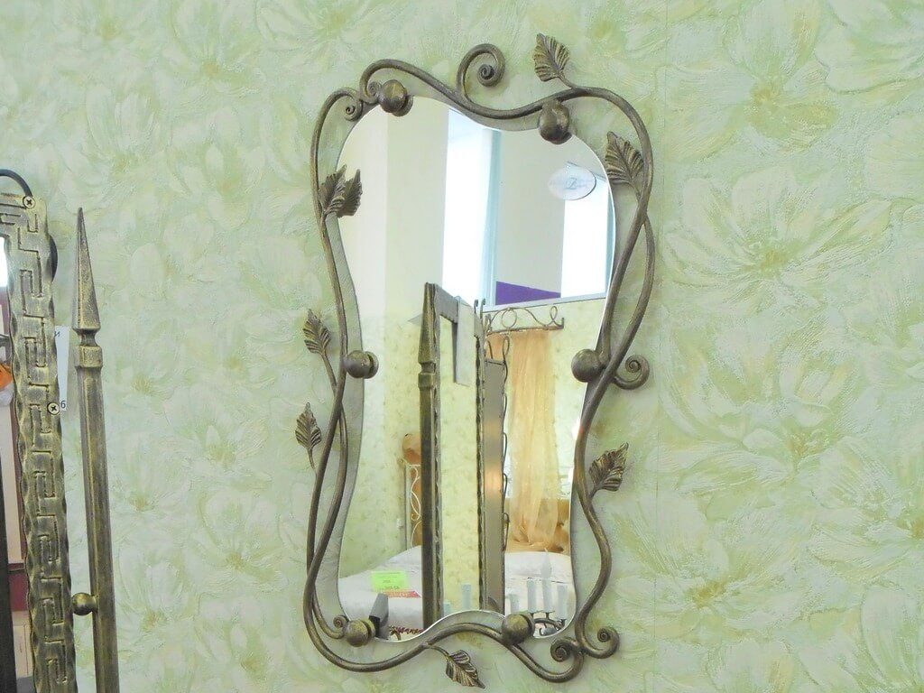 Фотография товара Кованое зеркало с плавно изогнутыми прутками с листьями