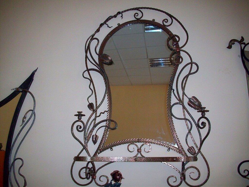 Фотография товара Кованое зеркало декорировано завитками и подсвечниками