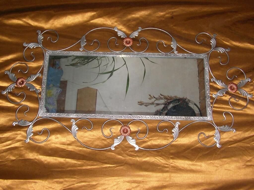 Фотография товара Кованое зеркало украшено завитками с листьями и цветами