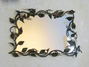 Фотография товара Кованое зеркало декорировано листьями с бабочкой