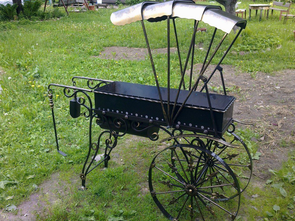 Фотография товара Кованый мангал на колесах с раскладной крышей