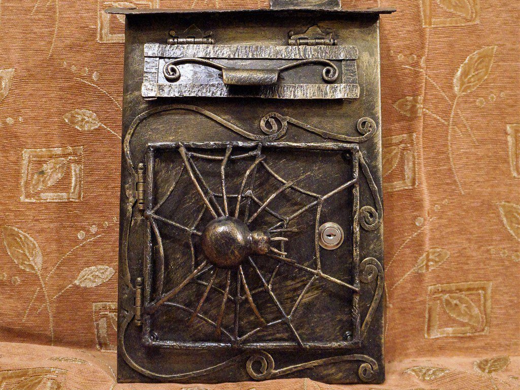 Фотография товара Почтовый ящик из ковки с паутиной и пауком