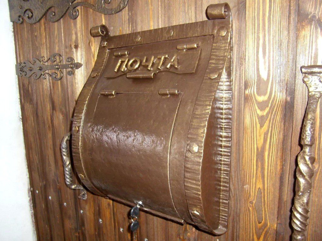 Фотография товара Кованый почтовый ящик с патинированием для загородного дома