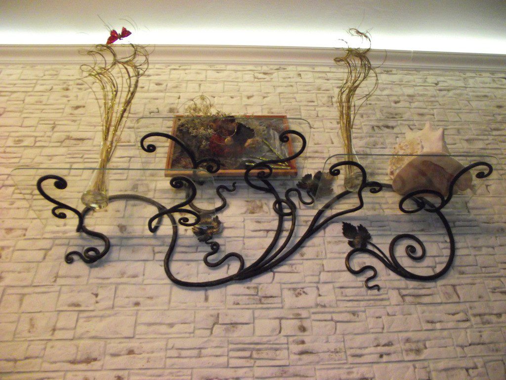 Фотография товара Кованая тройная стеклянная полка с листьями и узорами