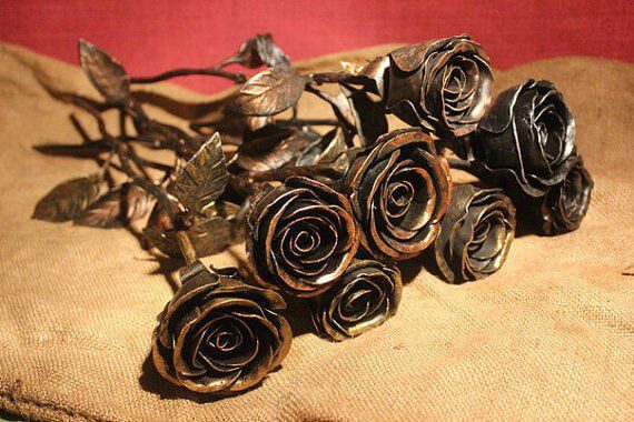 Фотография товара Букет из 8 кованых роз на кладбище