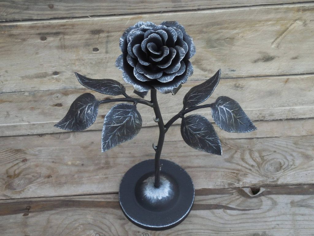 Фотография товара Кованая роза на круглой подставке