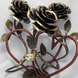 Фотография товара Кованые розы на подставке с двумя сердечками