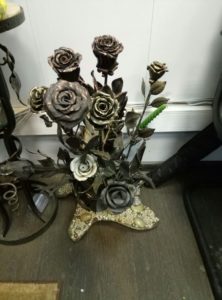 Фотография товара Кованые розы на подставке в ассортименте