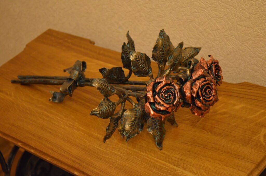 Фотография товара Настольный комплект кованых роз в букете