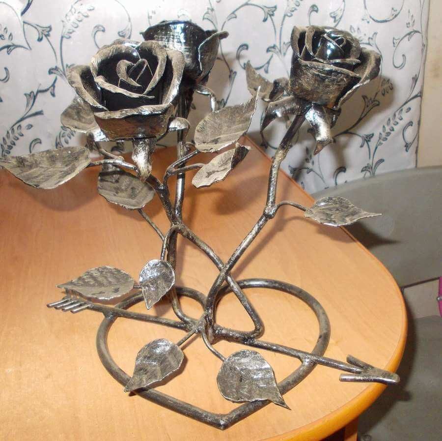 Фотография товара Три кованых розы на подставке в виде сердца