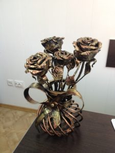 Фотография товара Кованая ваза с букетом роз