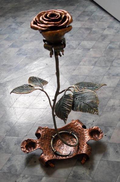 Фотография товара Кованая роза на подставке под (бронзу)