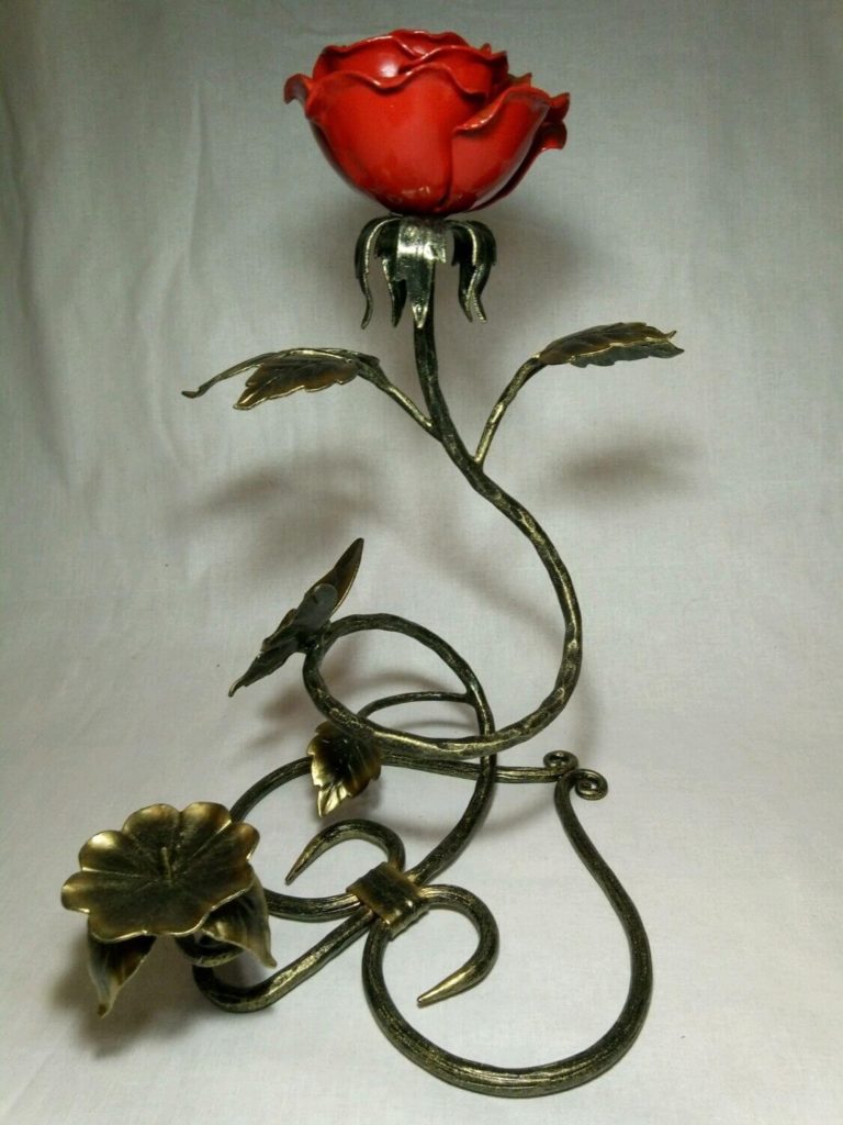 Фотография товара Кованая роза (подставка в виде сердца с подсвечником)