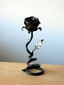 Фотография товара Кованая роза на винтовой подставке