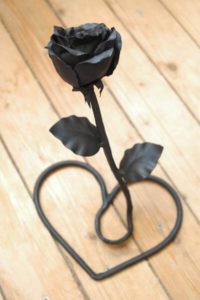 Фотография товара Кованая роза из металла черного цвета с подставкой в виде сердца