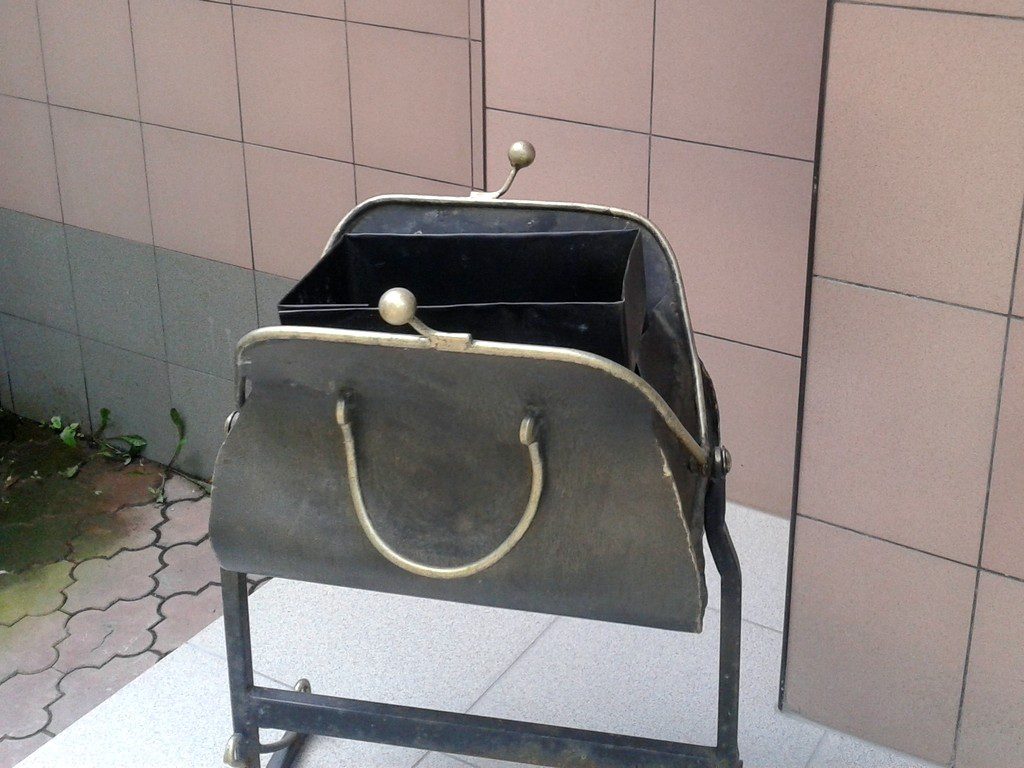 Фотография товара Кованая урна в форме дамской сумочки