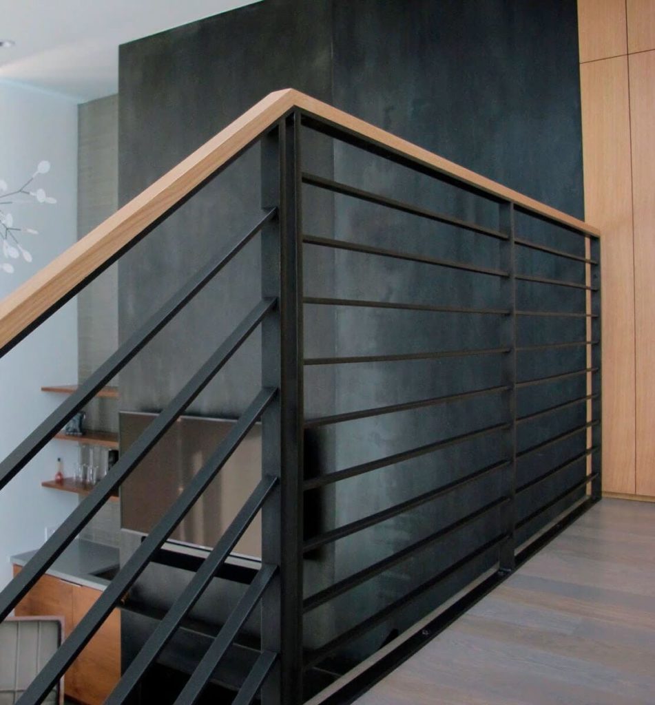 Фотография товара Металлическое ограждение для лестницы на втором этаже №10 с деревянными перилами