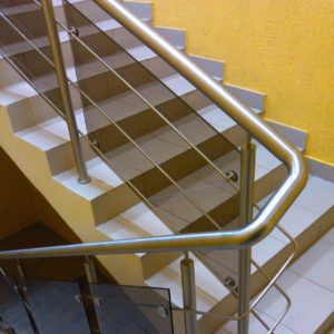 Фотография товара Ограждение для лестничных площадок из нержавеющей стали со стеклянными вставками №1