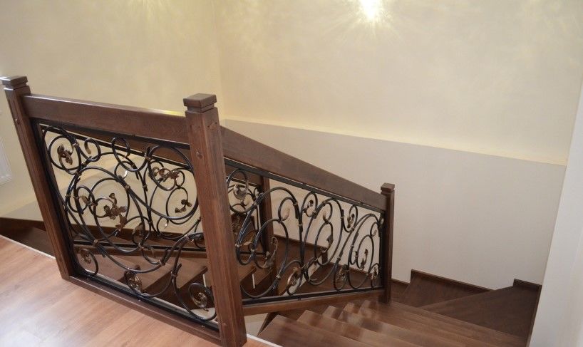 Фотография товара Кованое ограждение для лестницы в доме с деревянными поручнями