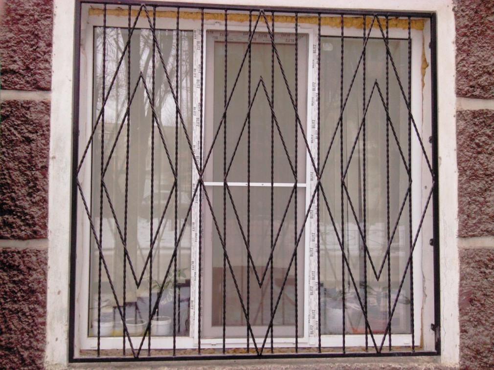 Фотография товара Металлическая решетка на окно с ромбами №2