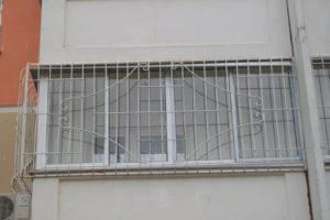 Фотография товара Металлическая балконная решетка в белом цвете
