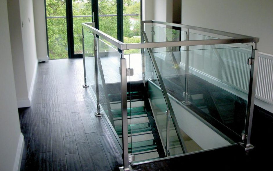 Фотография товара Ограждение из металла в сером цвете и стеклянными панелями №1 для лестниц на втором этаже