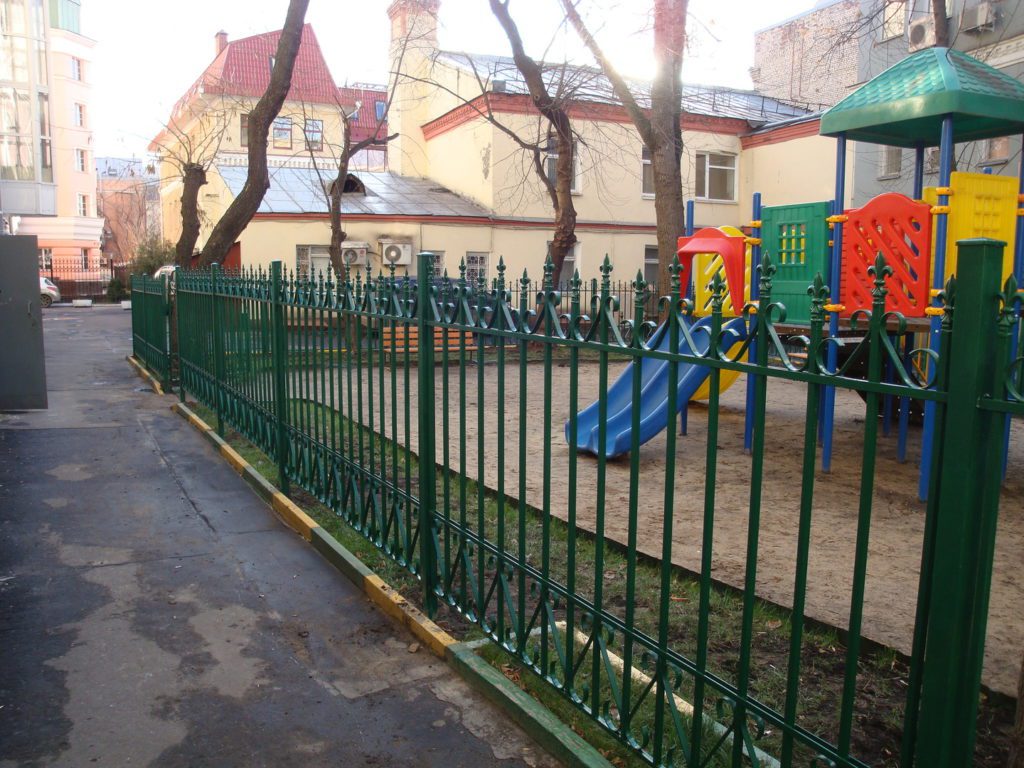 Фотография товара Металлическое ограждение для детской площадки в зеленом цвете