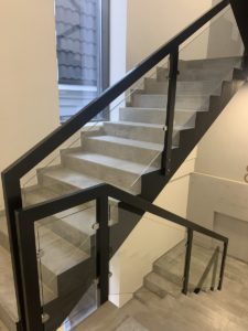 Фотография товара Металлическое ограждение для лестниц в доме в черном цвете  со стеклянными панелями