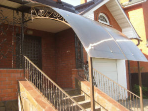 Фотография товара Козырек кованый из поликарбоната №1 над входом в дом