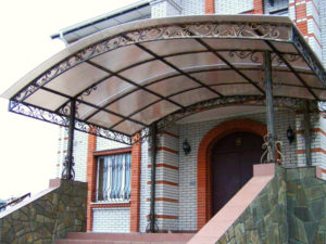 Фотография товара Кованый козырек над входом в частный дом из поликарбоната №2