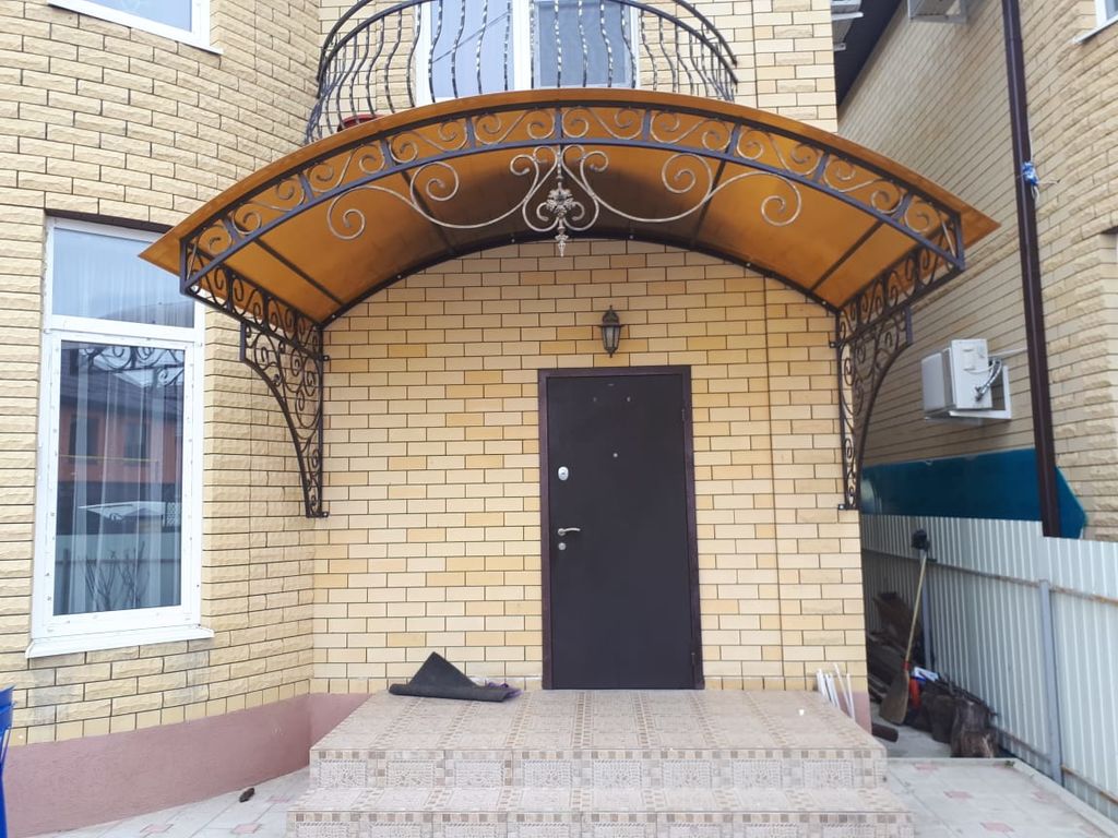Фотография товара Кованый козырек над входом в дом из поликарбоната №3
