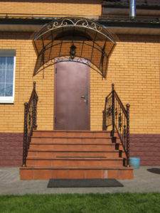 Фотография товара Козырек над входом в частный дом из поликарбоната №3