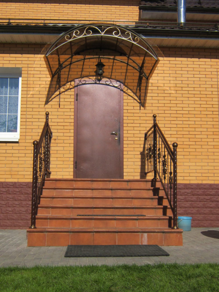 Фотография товара Козырек над входом в частный дом из поликарбоната №3