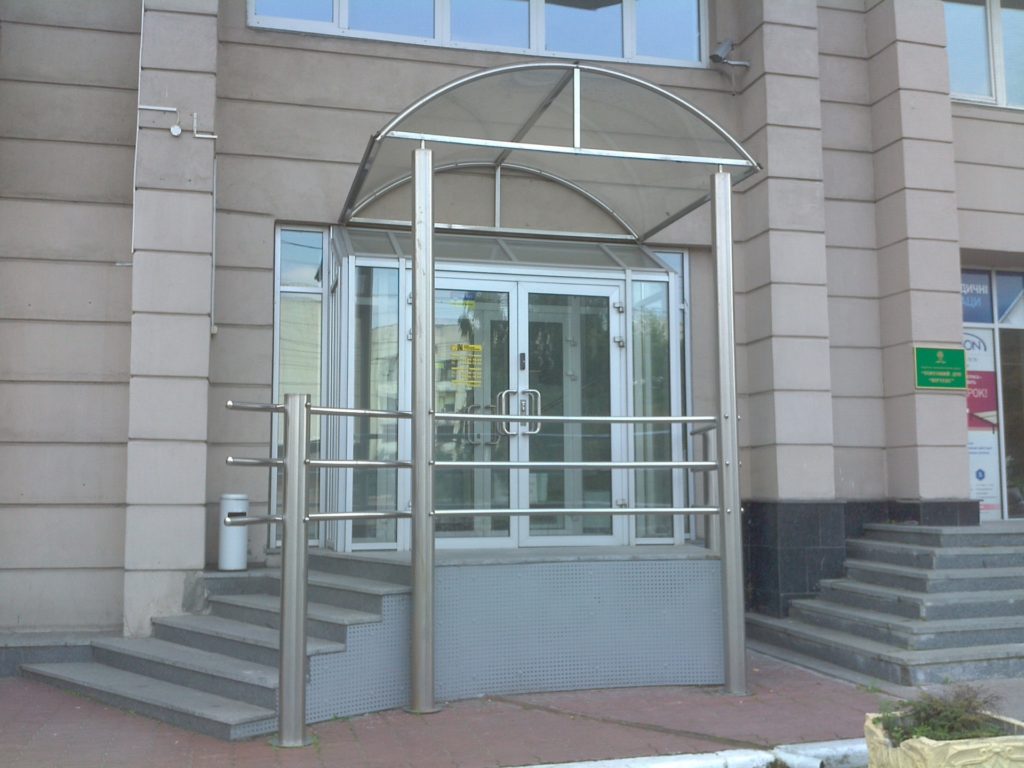 Фотография товара Козырек над входом в магазин из нержавеющей стали со вставкой поликарбоната №6