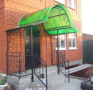 Фотография товара Металлический козырек над крыльцом из поликарбоната №12 в зеленом цвете