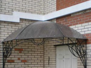 Фотография товара Козырек из металла угловой над входом в частный дом из поликарбоната зонтик