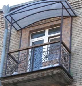Фотография товара Козырек над балконом из поликарбоната и металла