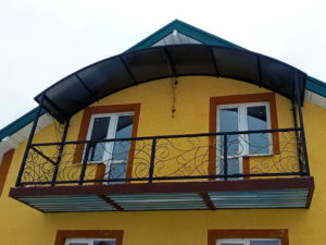 Фотография товара Козырек из металла и поликарбоната №1 над балконом