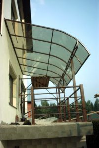 Фотография товара Козырек металлический  над балконом со вставкой поликарбоната №3