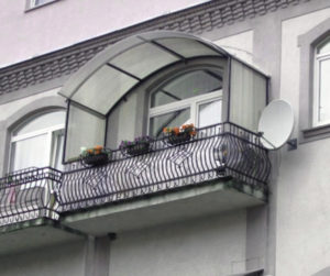 Фотография товара Металлический козырек над балконом из поликарбоната №11