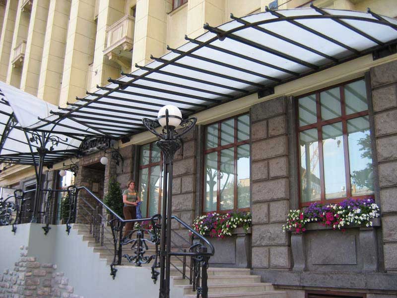 Фотография товара Козырек металлический над лестницей  со вставкой поликарбоната белого цвета №4