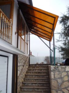 Фотография товара Козырек металлический над лестницей  со вставкой оранжевого поликарбоната №5