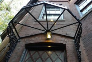 Фотография товара Круглый металлический козырек в форме зонтика над входом в дом