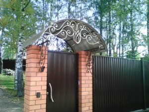 Фотография товара Козырек кованый из поликарбоната над калиткой забора №1